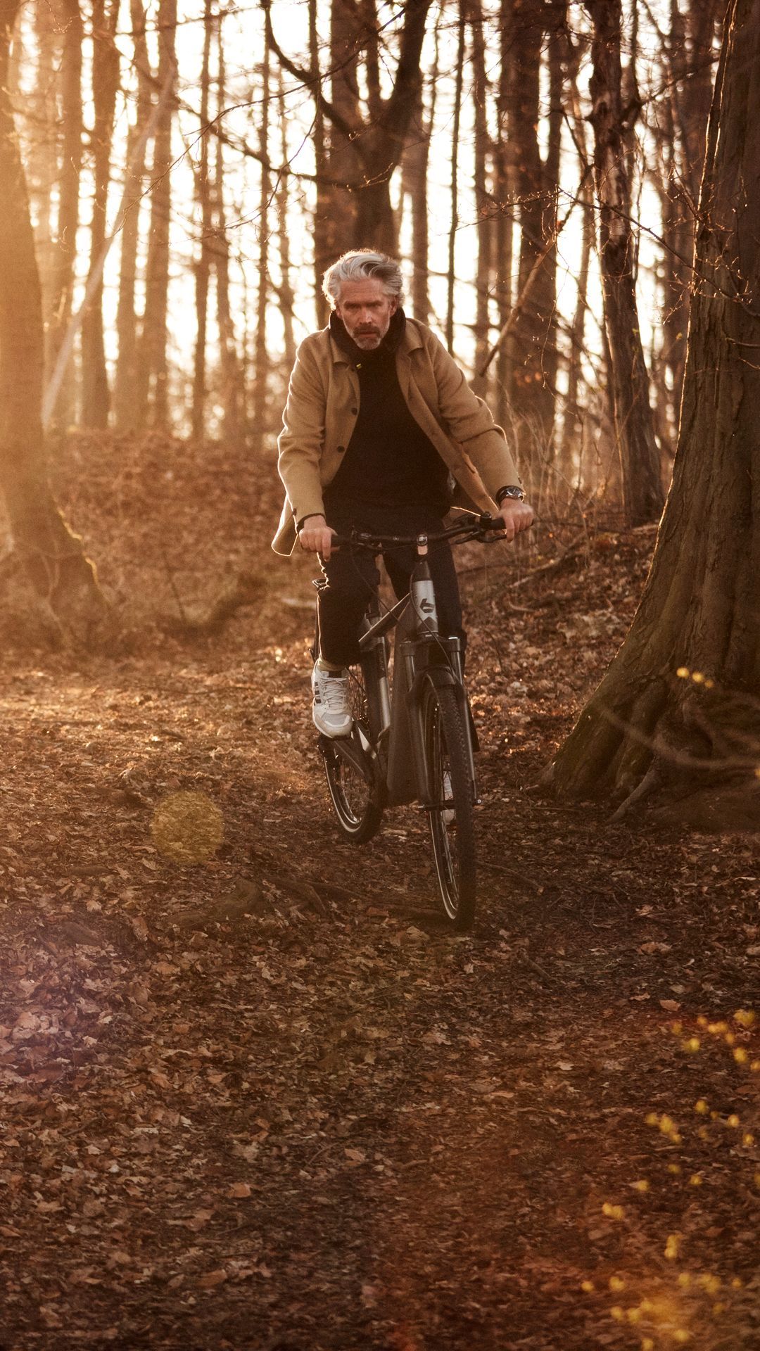 Un homme en vélo électrique dans un sous-bois