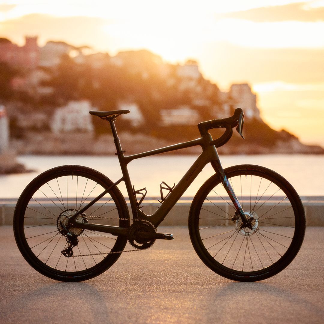 Un vélo gravel en bord de mer