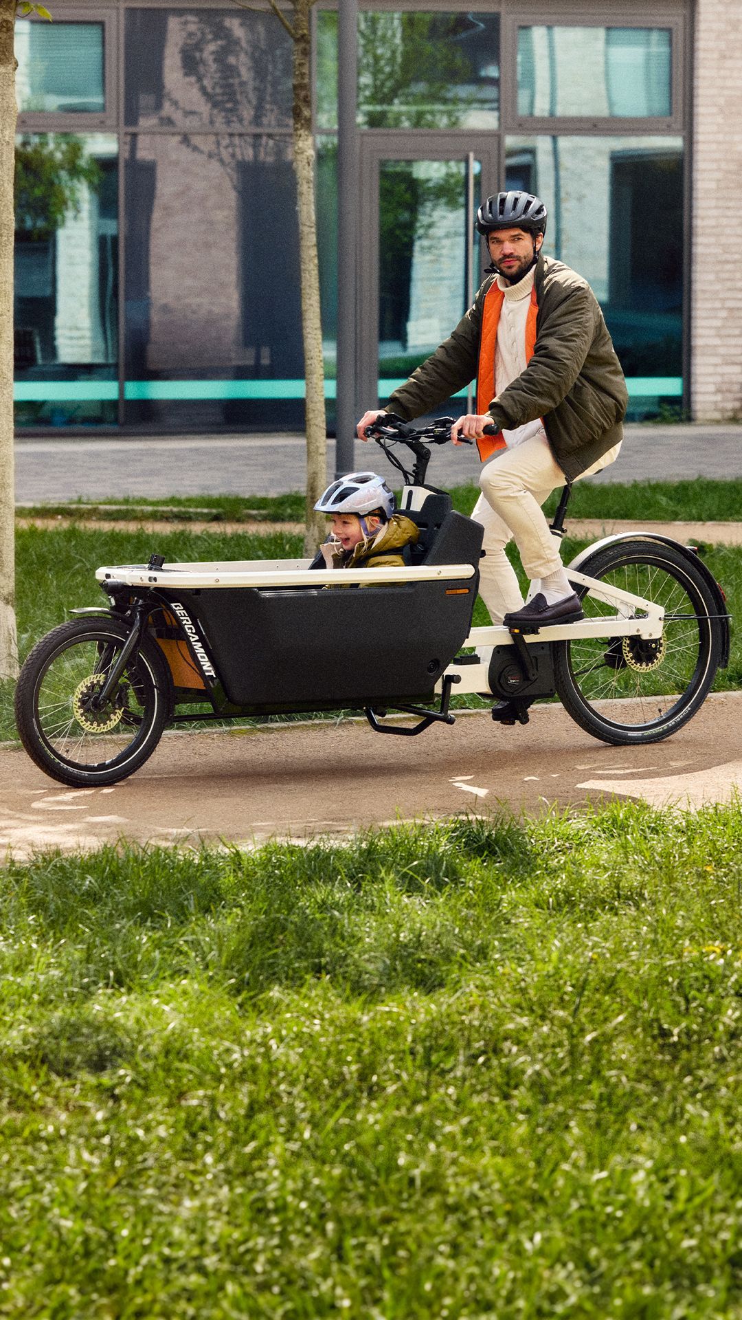 Un vélo urbain avec un bac à passagers