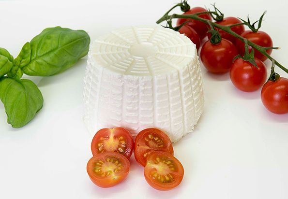 Ricotta fresca elaborata con siero di latte con pomodori e basilico