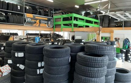Stock de pneus dans un garage