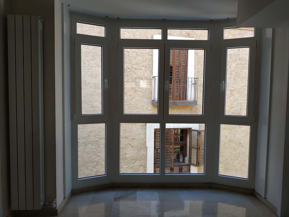 Una habitación vacía con una ventana grande y un radiador.