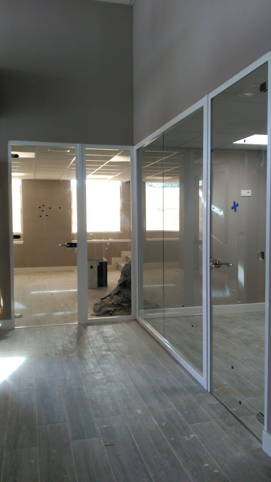 Una habitación con muchas ventanas y espejos.