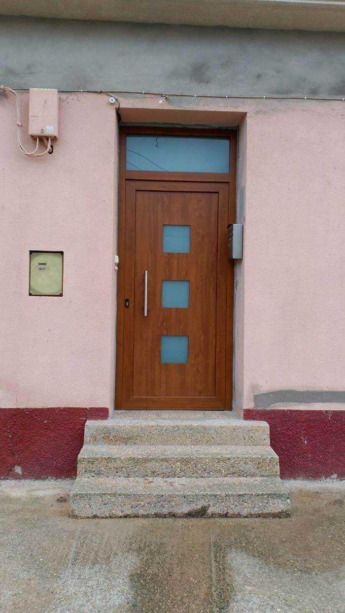 La puerta principal de un edificio con escaleras que conducen a ella.