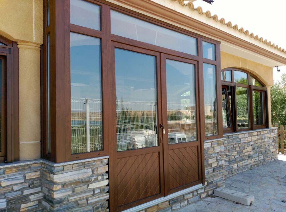 Una casa con muchas ventanas y puertas