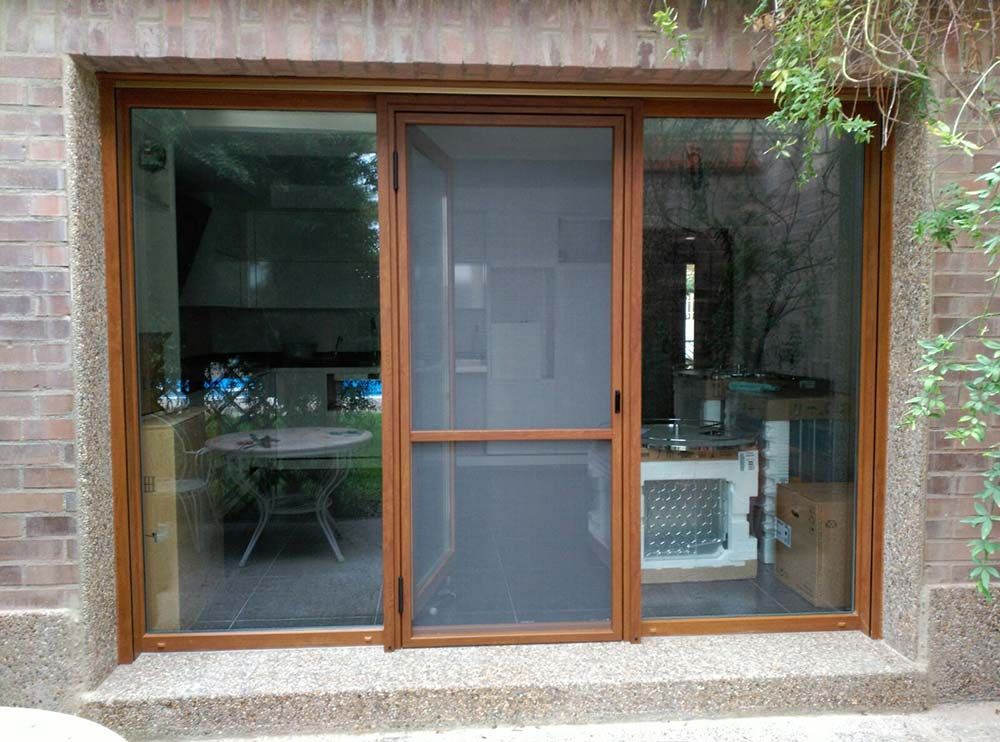 Una puerta corrediza de vidrio con una mosquitera.