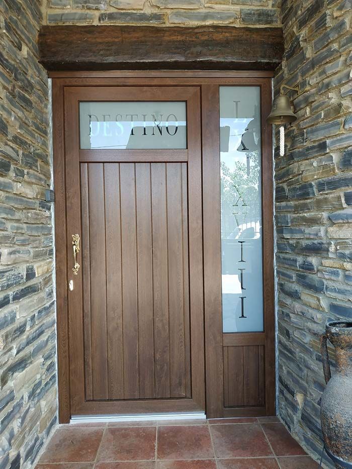 Una puerta de madera con la palabra bienvenida.