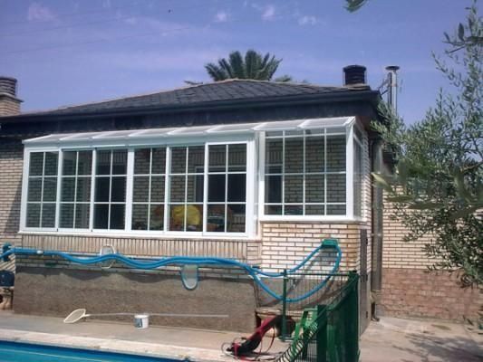 Una casa con piscina delante