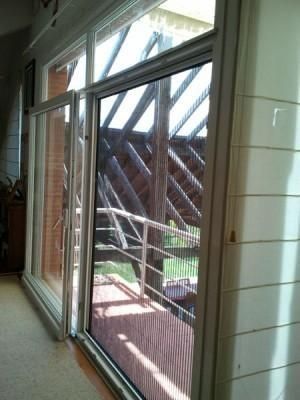 Una habitación con una puerta corrediza de vidrio que conduce a una terraza.