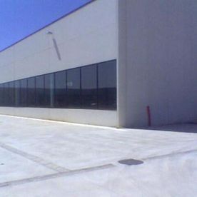 Un gran edificio blanco con muchas ventanas.