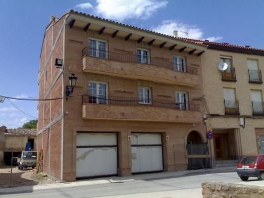 Un edificio con muchas ventanas y balcones