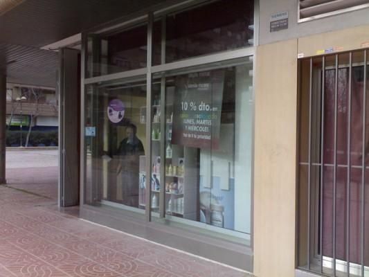 Un escaparate con el reflejo de una persona en el escaparate.