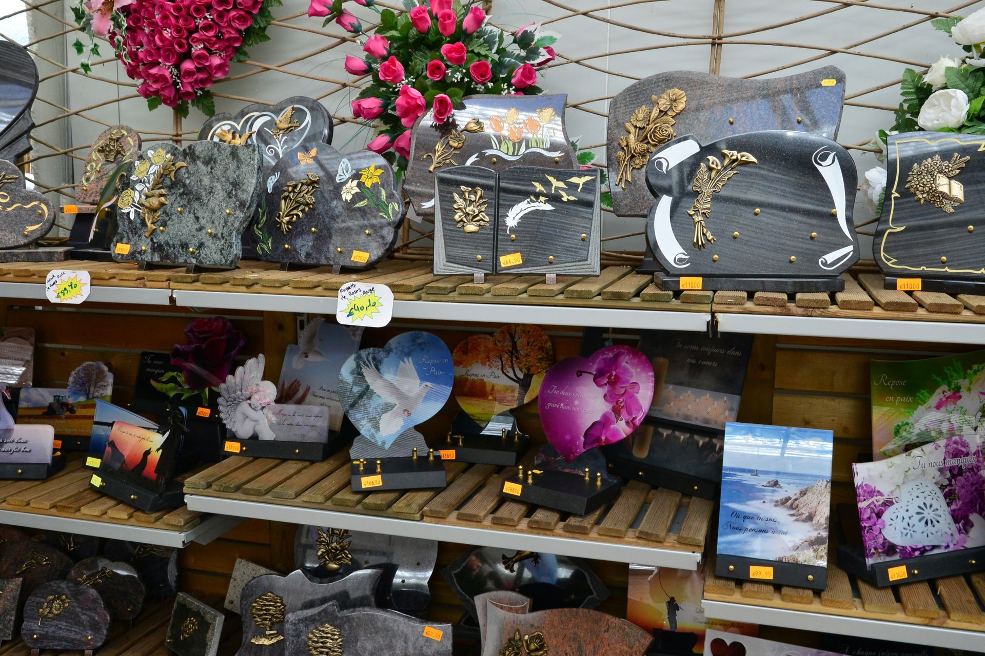 Plaques funéraires posées sur des étagères