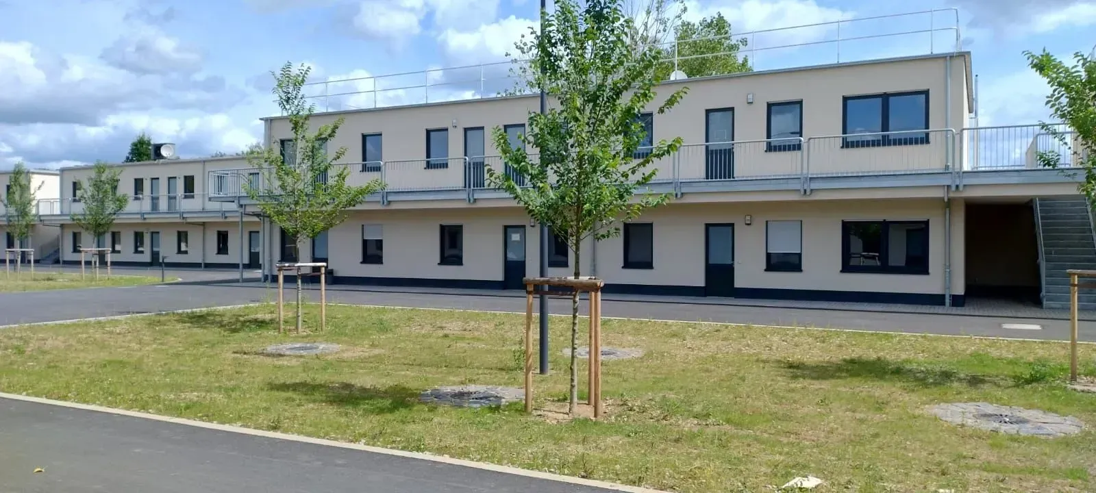 Modernes zweistöckiges Mehrfamilienhaus mit beiger Fassade
