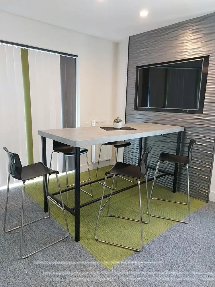 Moderne Essecke mit hohem Tisch