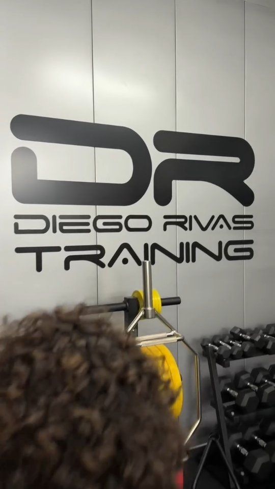 Logotipo en la pared del gimnasio que dice 