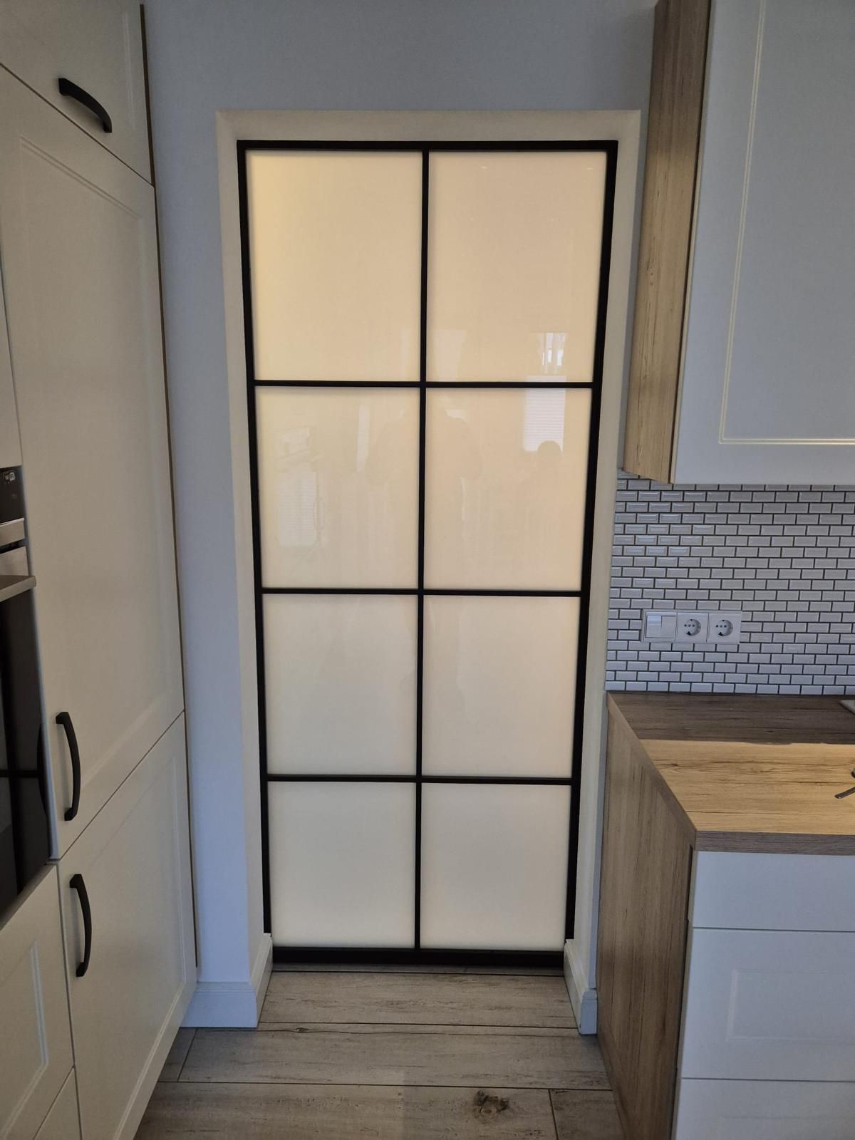 Eine Küche mit einer Glasschiebetür und einer Ziegelwand.