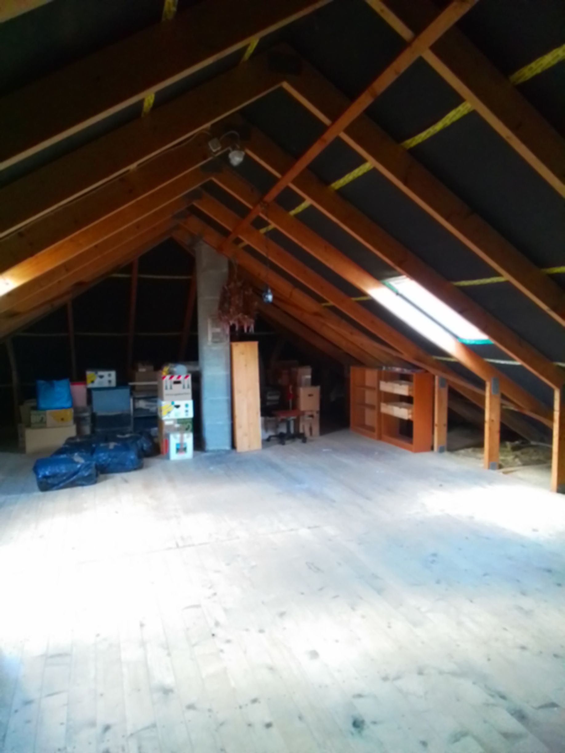 Ein Dachboden mit vielen Kisten auf dem Boden