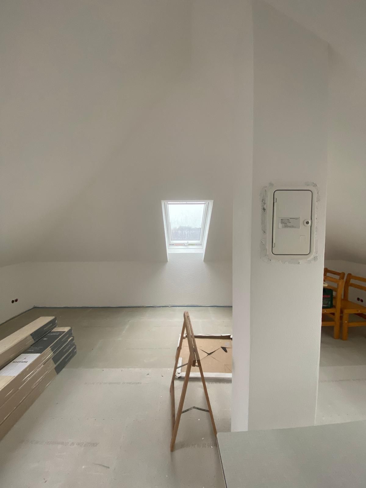 In der Decke des Zimmers befindet sich ein Oberlicht.