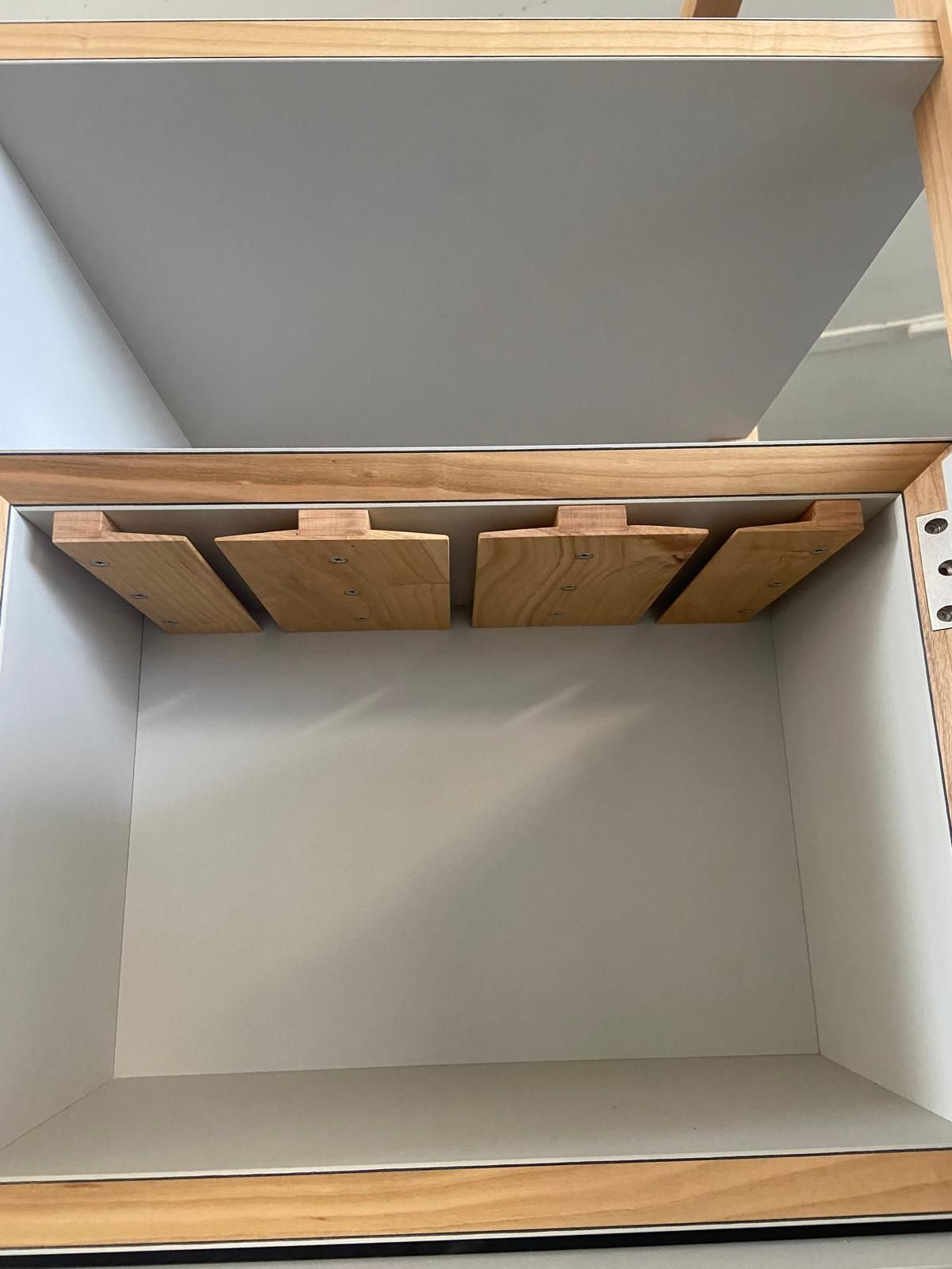 Das Innere eines leeren Schranks mit Holzregalen.