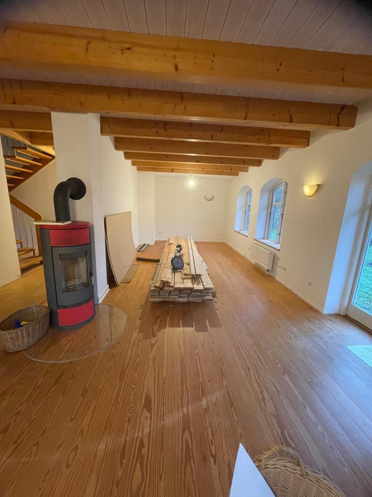 In der Mitte des Raumes steht ein Holztisch.