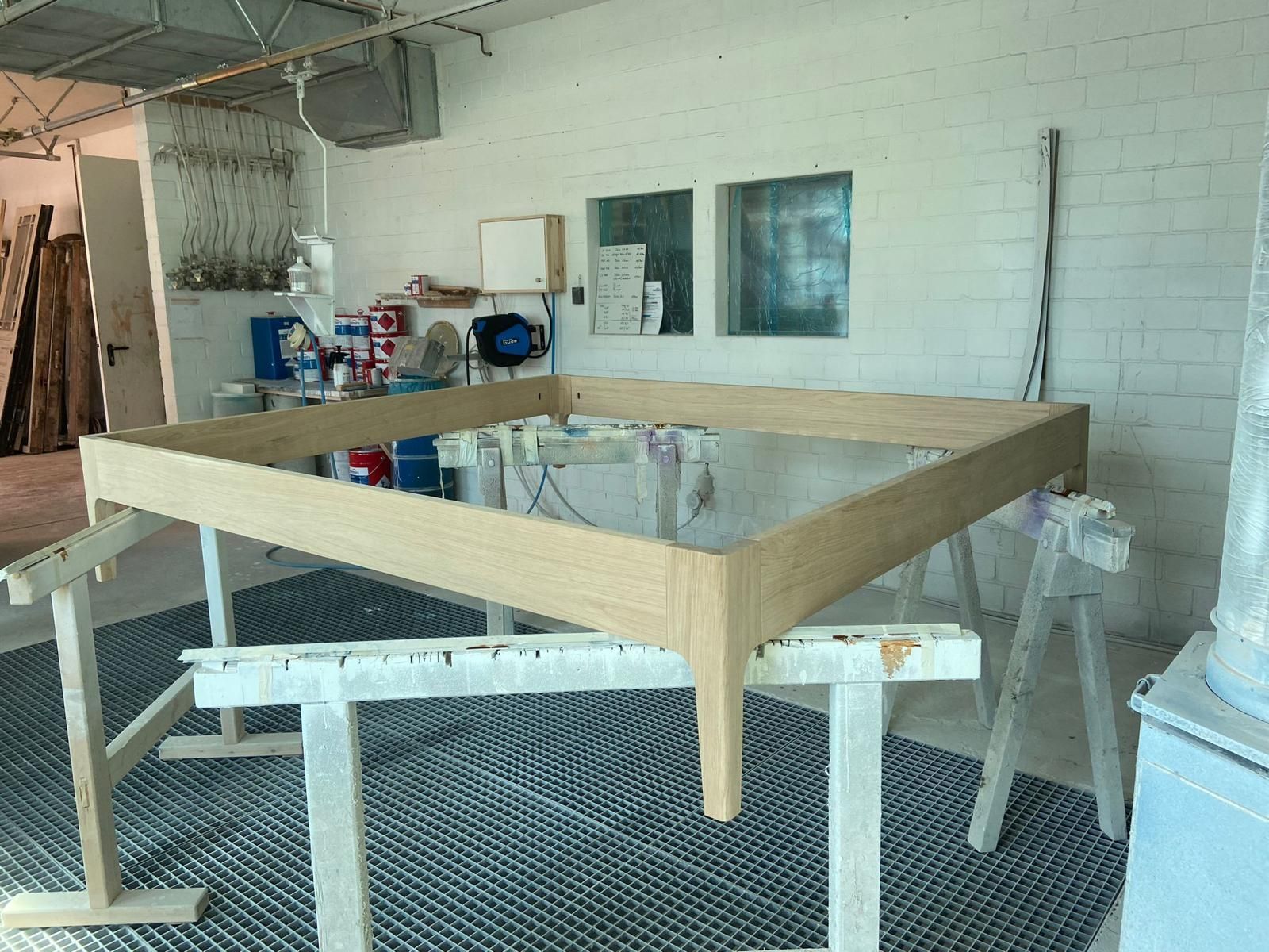 In einer Werkstatt wird ein Holztisch gebaut.