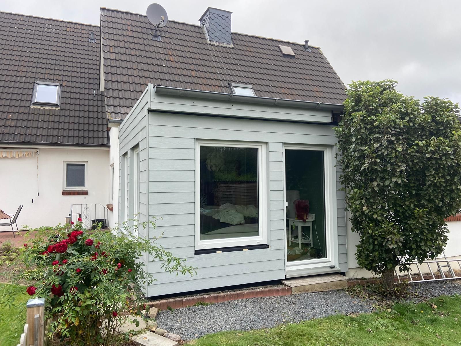 Ein kleines Haus mit einem Dach, auf dem sich eine Satellitenschüssel befindet