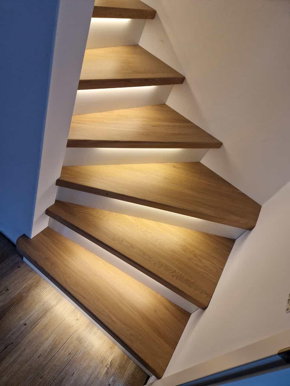 Eine Holztreppe mit Lichtern auf den Stufen