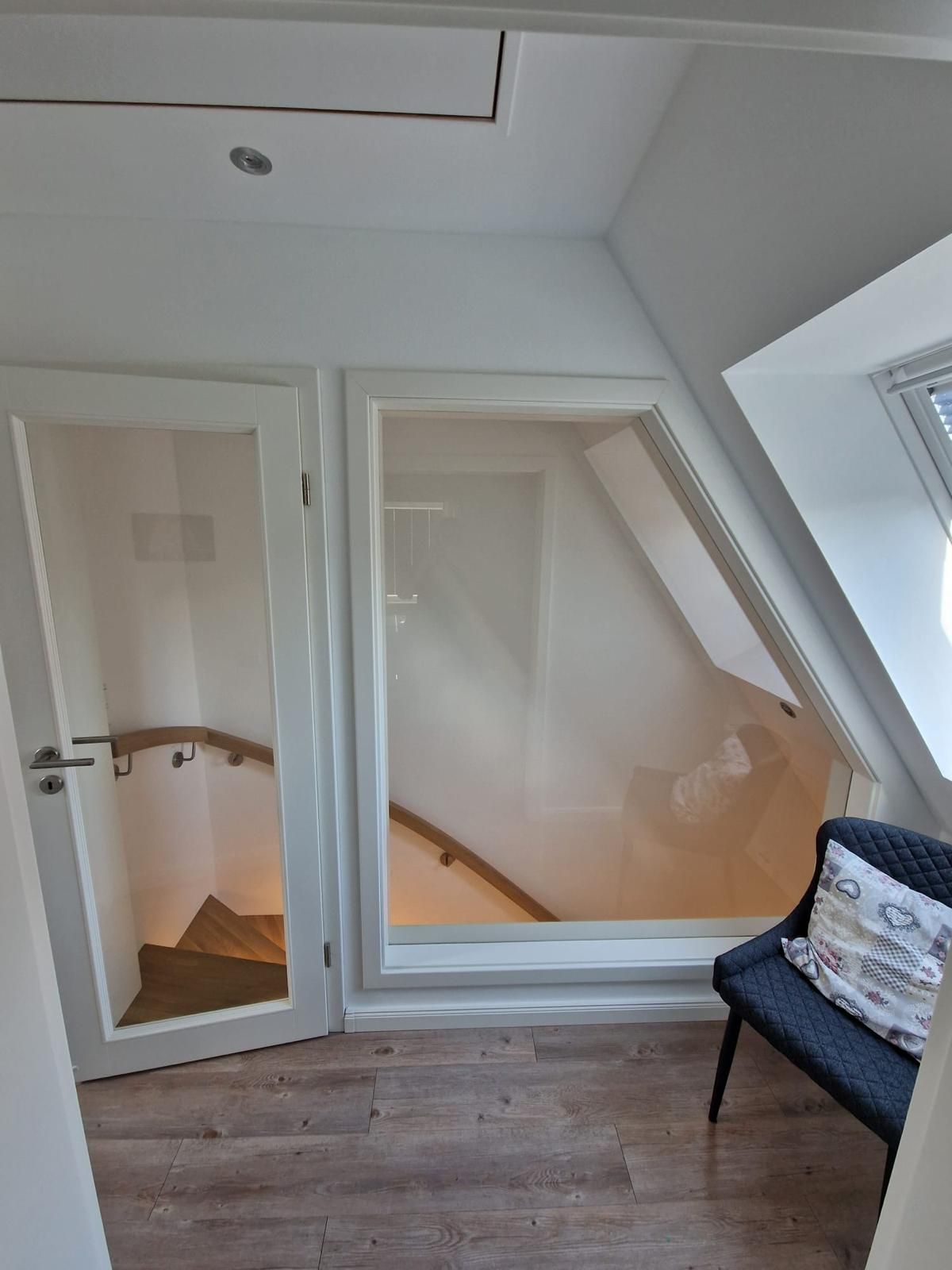 Ein Raum mit einer Treppe und einem Stuhl darin