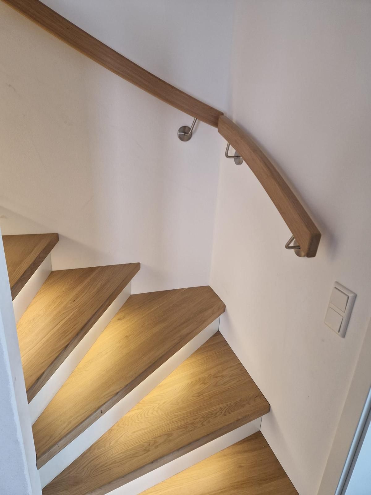 Eine Treppe mit Holzstufen und einem Holzgeländer.