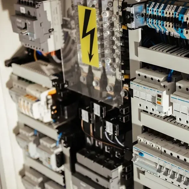 Un panel eléctrico con un rayo encima.