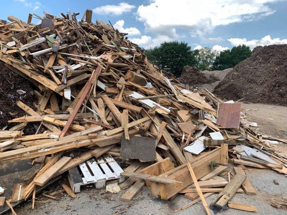 Ein Stapel Holz liegt auf dem Boden.