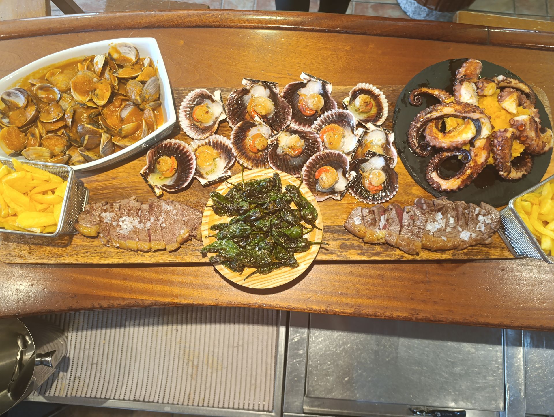 Plato blanco con pescado a la plancha, ensalada, salsa, guarnición y huevas.