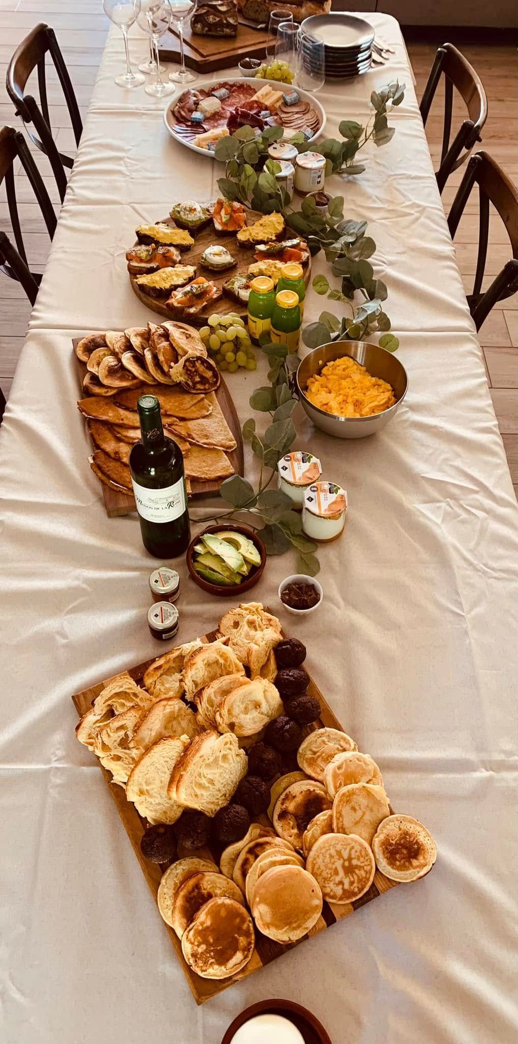 Une table garnie de nourriture, notamment de pâtisseries, de fruits et de sauces, dressée pour une réception.