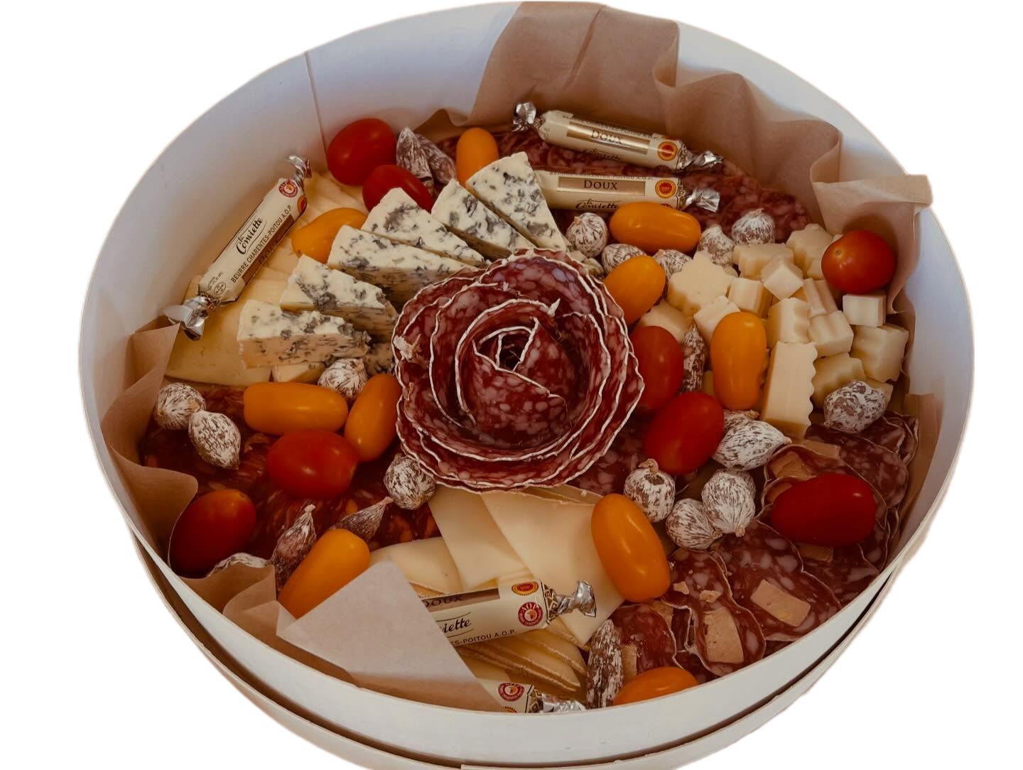 Planche de charcuterie avec fromages, viandes, tomates et salami disposés en rose dans un récipient rond.