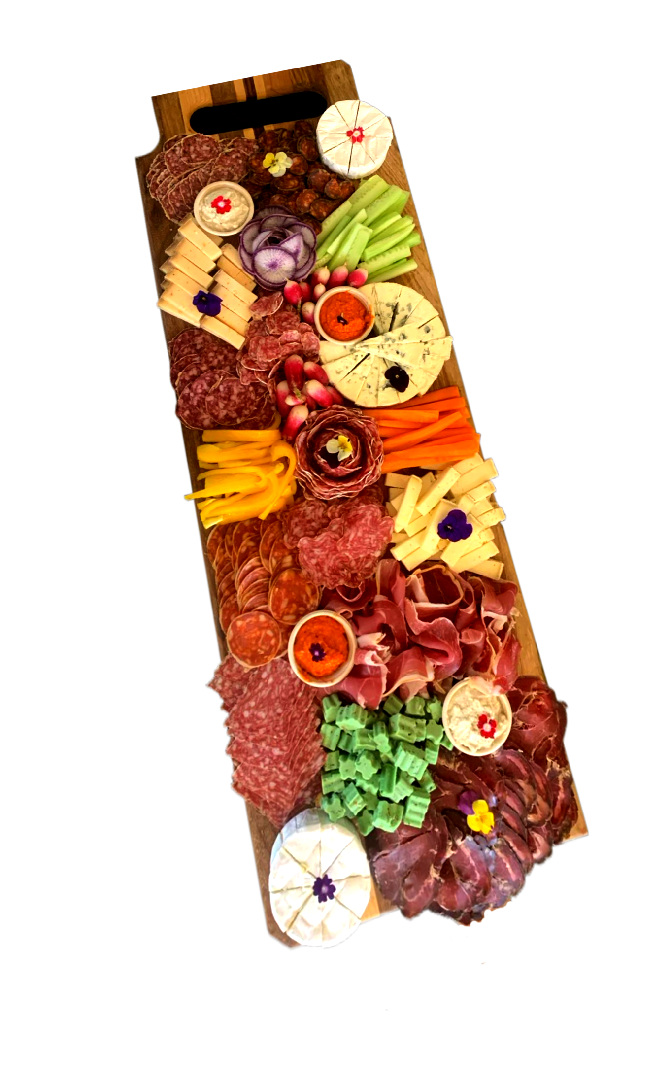 Planche de charcuterie en bois avec assortiment de viandes, fromages, fruits et légumes.