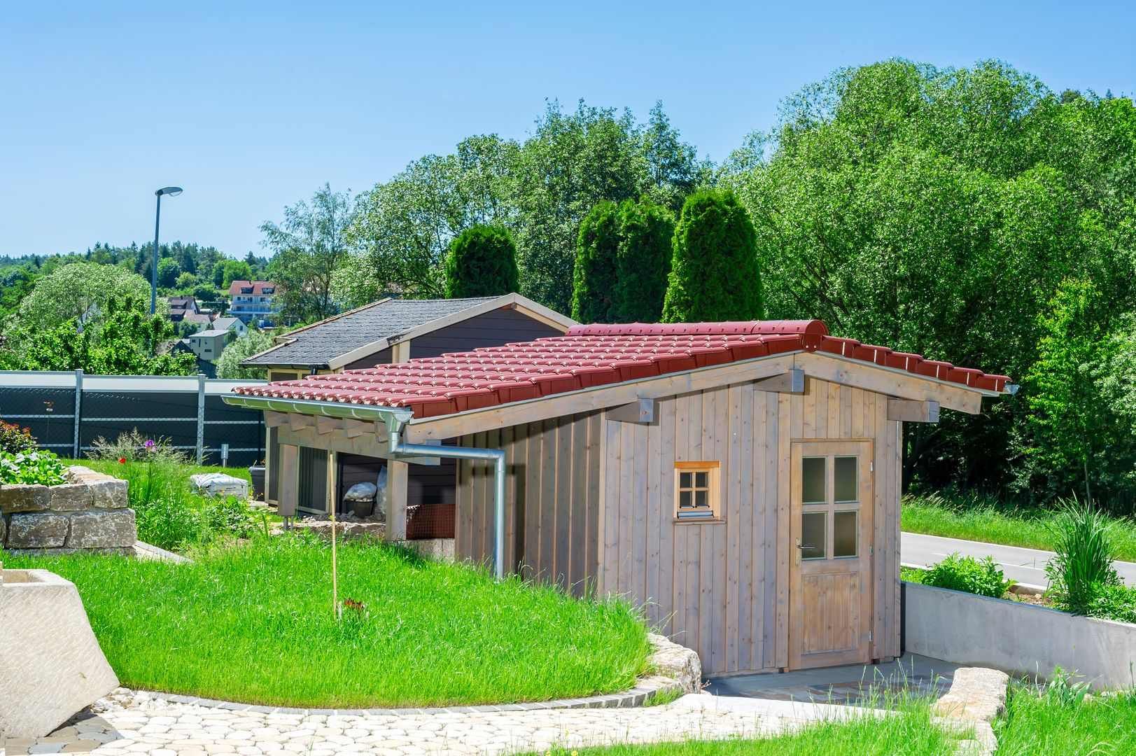 HB Holzbau Breymaier GmbH – Dachlaube aus Holz mit moderner roter Bedachung