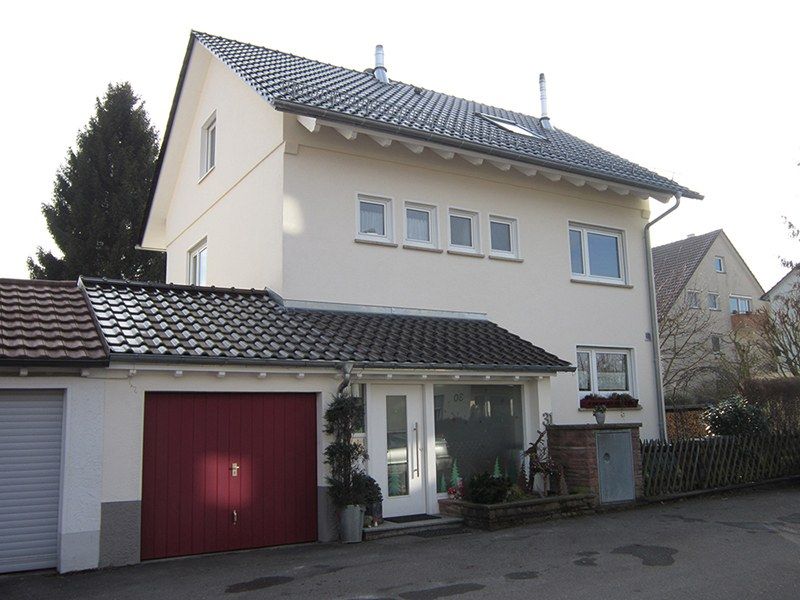 HB Holzbau Breymaier GmbH – 
Haus mit Vordach und Garage