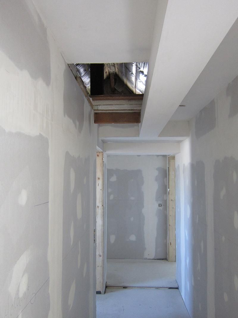 HB Holzbau Breymaier GmbH – frisch verputzte Innenwände eines Flurs vor dem Anstrich