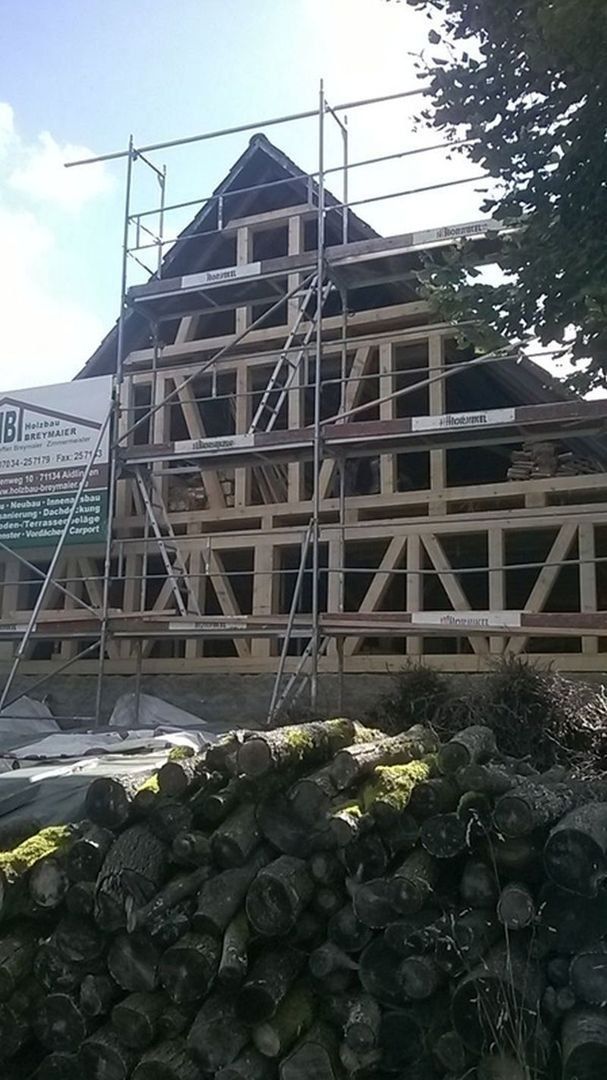 HB Holzbau Breymaier GmbH – Holzfassade für Hausbau mit Baugerüst