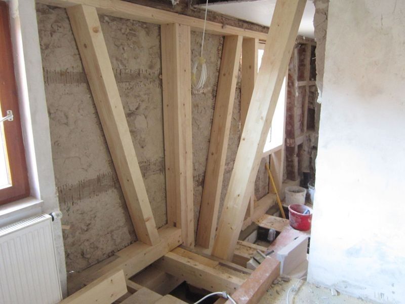HB Holzbau Breymaier GmbH – Holzbalken im Innenbereich einer Hauswand