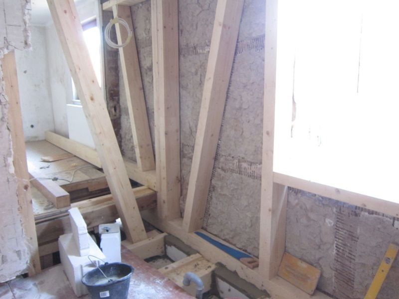 HB Holzbau Breymaier GmbH – Holzbalken und Spanplatten an einer Innenwand