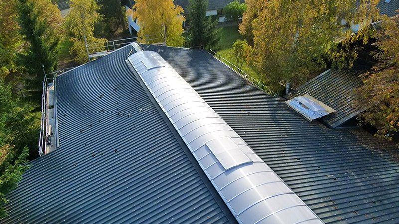 HB Holzbau Breymaier GmbH – Schrägdach mit zentraler Verkleidung für Rauchabzug