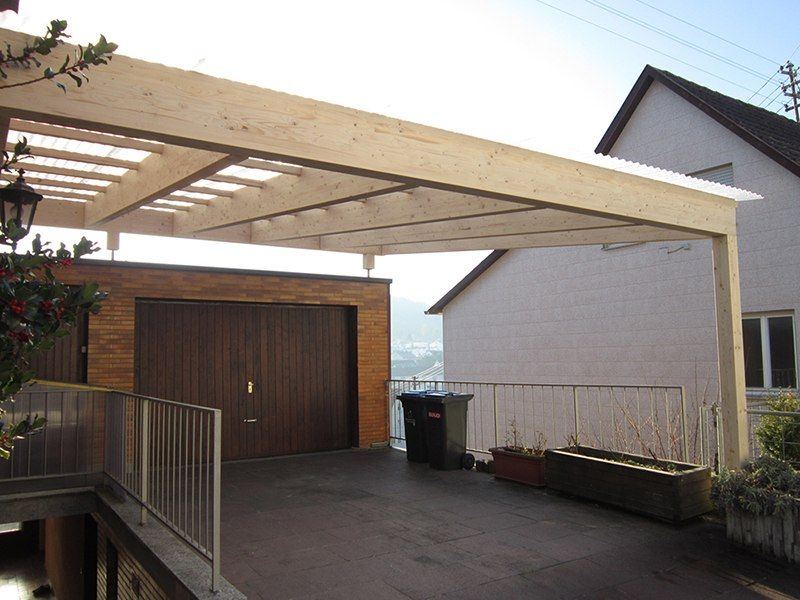 HB Holzbau Breymaier GmbH – Carport aus Holz über der Einfahrt einer Doppelgarage