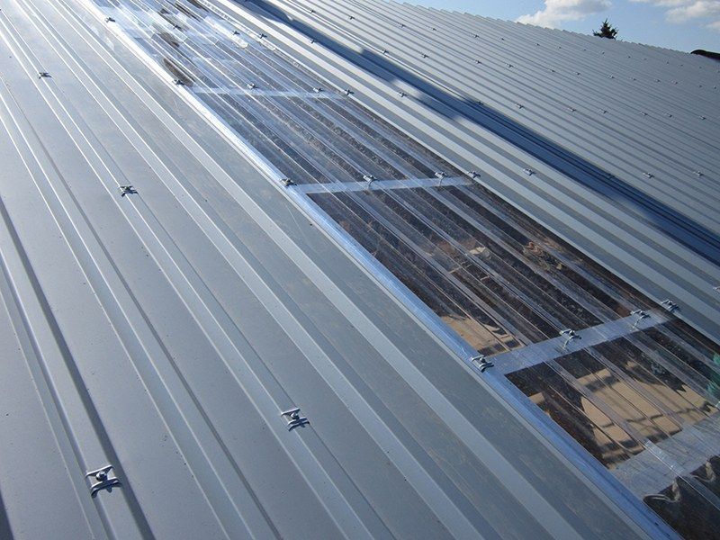 HB Holzbau Breymaier GmbH – Blick auf Wellblechdach mit installierten Scheiben aus Plexiglas