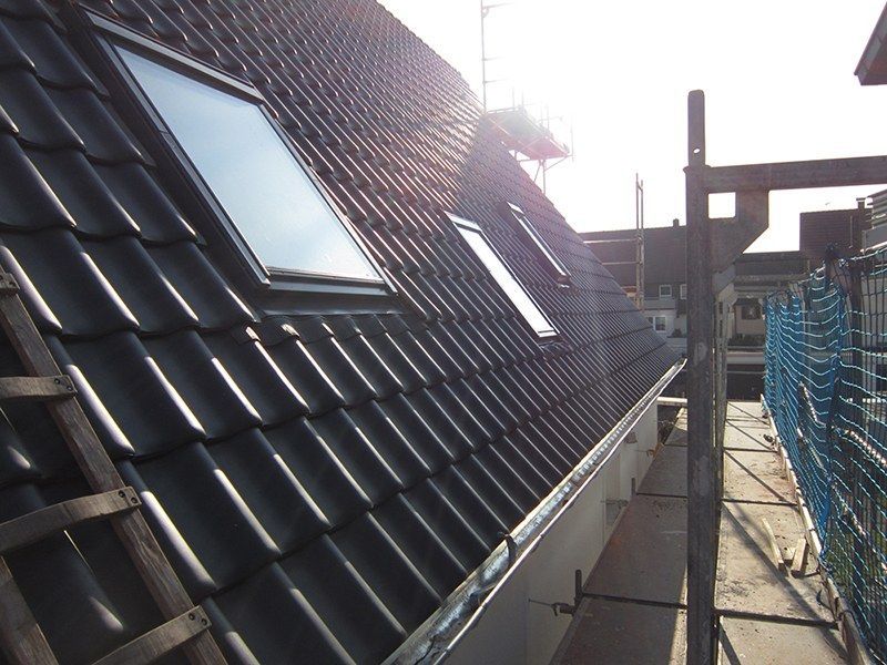 HB Holzbau Breymaier GmbH – steiles Schrägdach mit Regenrinne und Dachfenstern