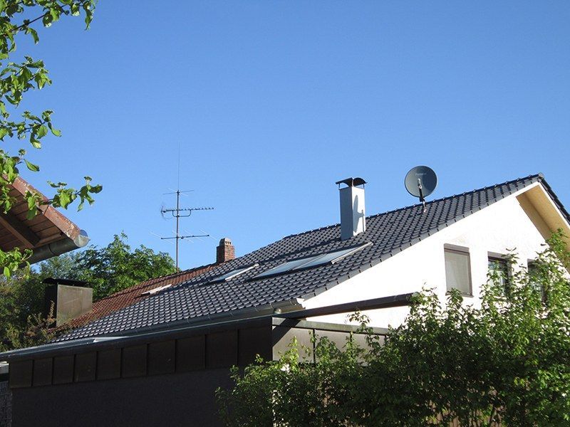 HB Holzbau Breymaier GmbH – Blick auf ein neu installiertes Schrägdach vor blauem Himmel