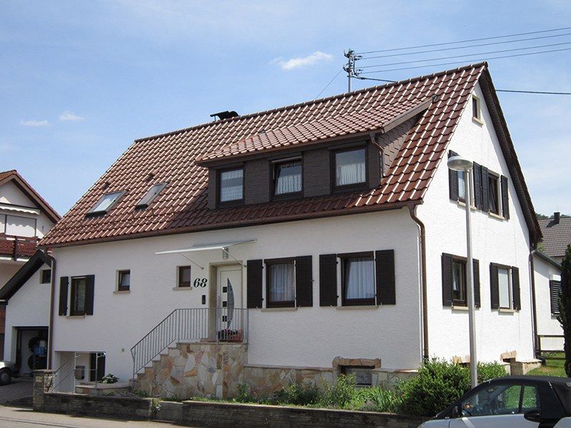 HB Holzbau Breymaier GmbH – Wohnhaus mit braunem Schrägdach