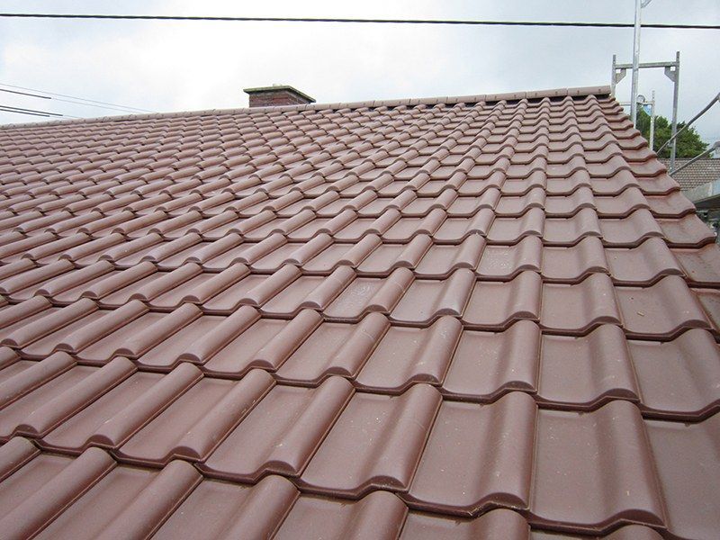 HB Holzbau Breymaier GmbH – braune Dachschindeln auf einem Schrägdach