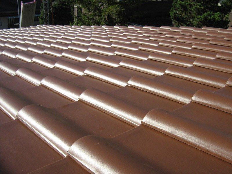 HB Holzbau Breymaier GmbH – Braune versetzte Dachschindeln auf einem Schrägdach